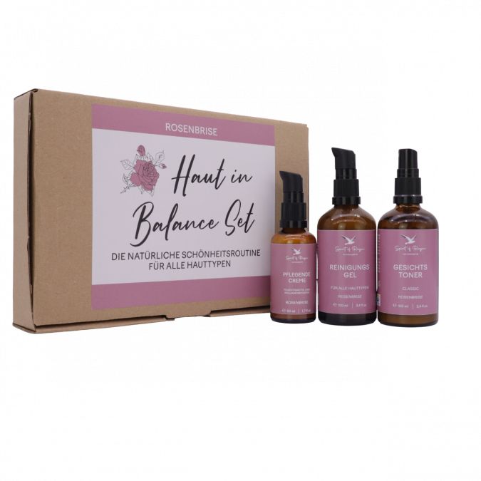 Set mit Reiniger, Toner und Tagescreme in einer Box. Aufdruck: "Haut in Balance Set Rosenbrise".