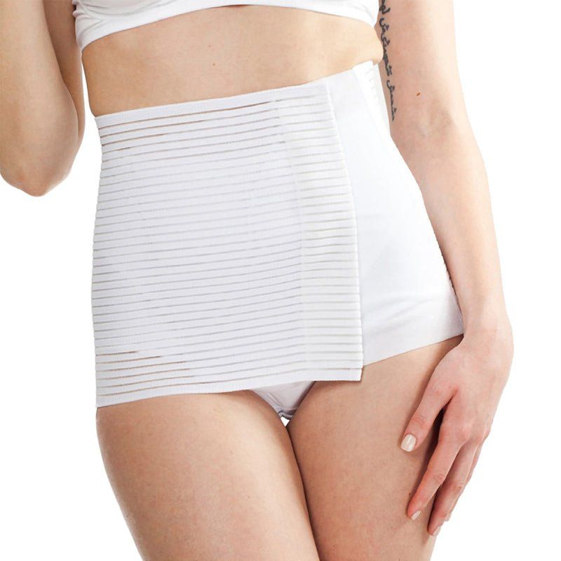 Weißer MYSANITY® Postpartum Bauchgürtel. Atmungsaktives Material mit Millerighe-Design. Seitlicher Verschluss. Trägerin im Bild.