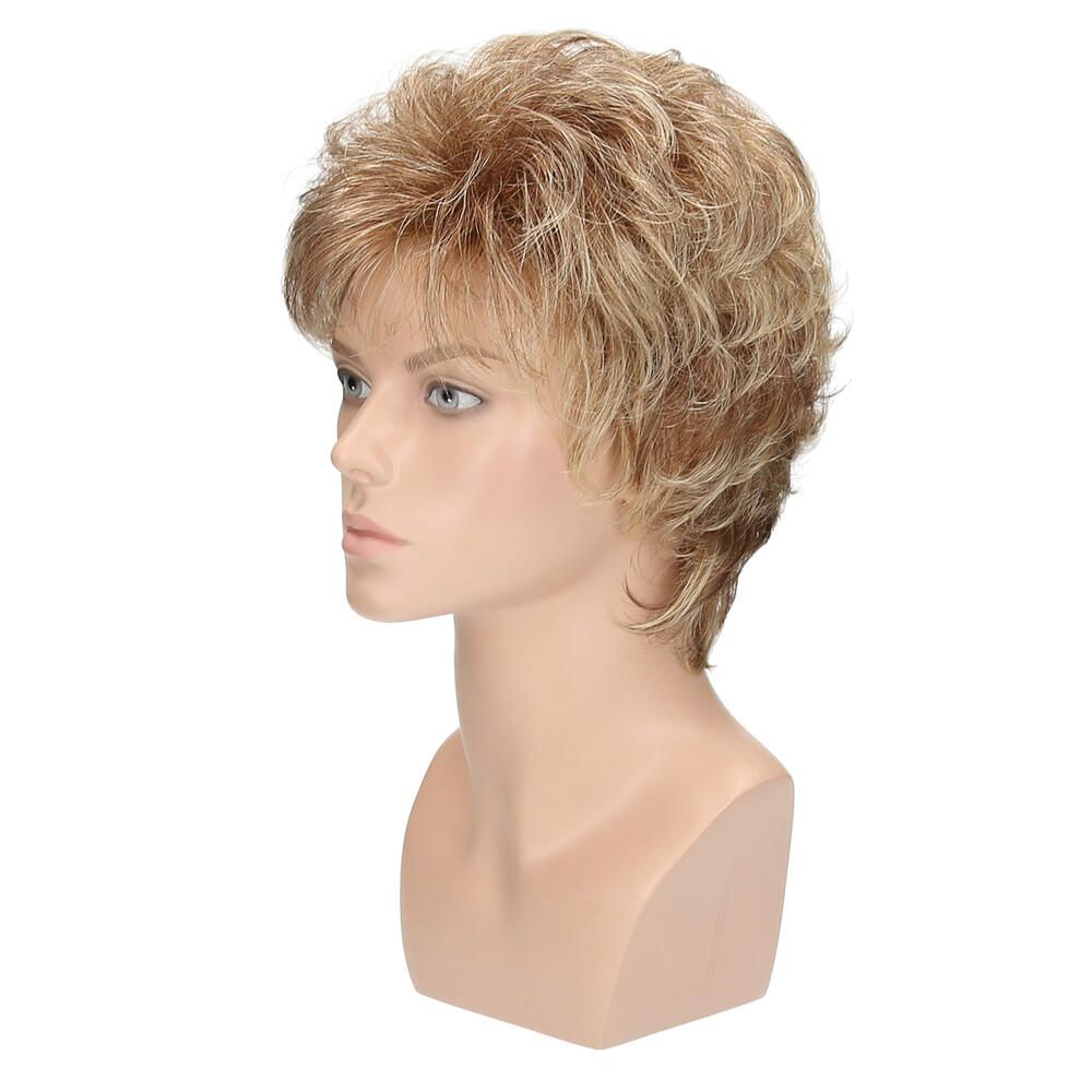 Perücke Mia von Lofty, blond-braun, auf einem Schaufensterkopf. Seitenansicht. Kurzes, gestuftes Haar.