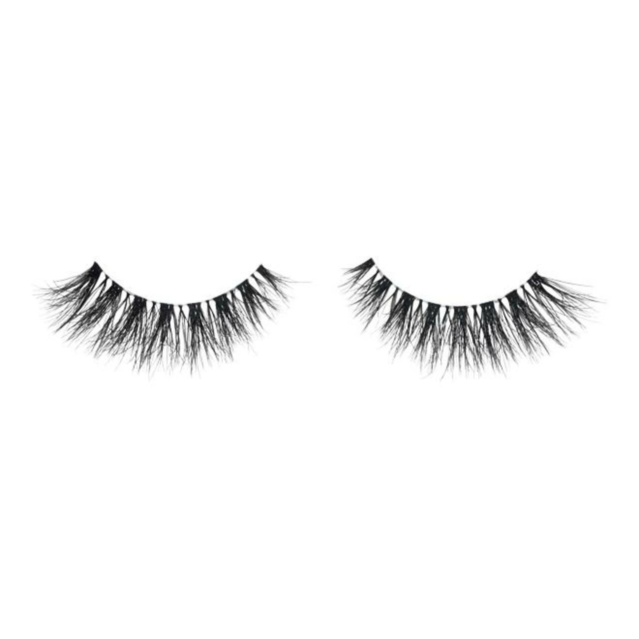 Paar falsche Wimpern. Schwarze Kunstfasern. Einzelne Wimpern sind an einem schwarzen Band befestigt.