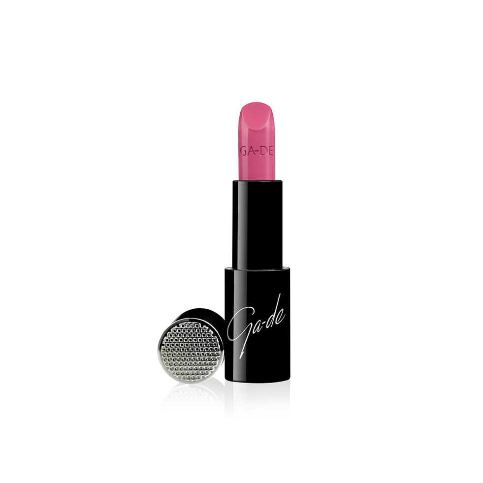 Ga-De Selfie Lippenstift. Rosa Lippenstift in schwarzer Hülse. Auf der Hülse steht "Ga-de". Der Deckel ist abgenommen.