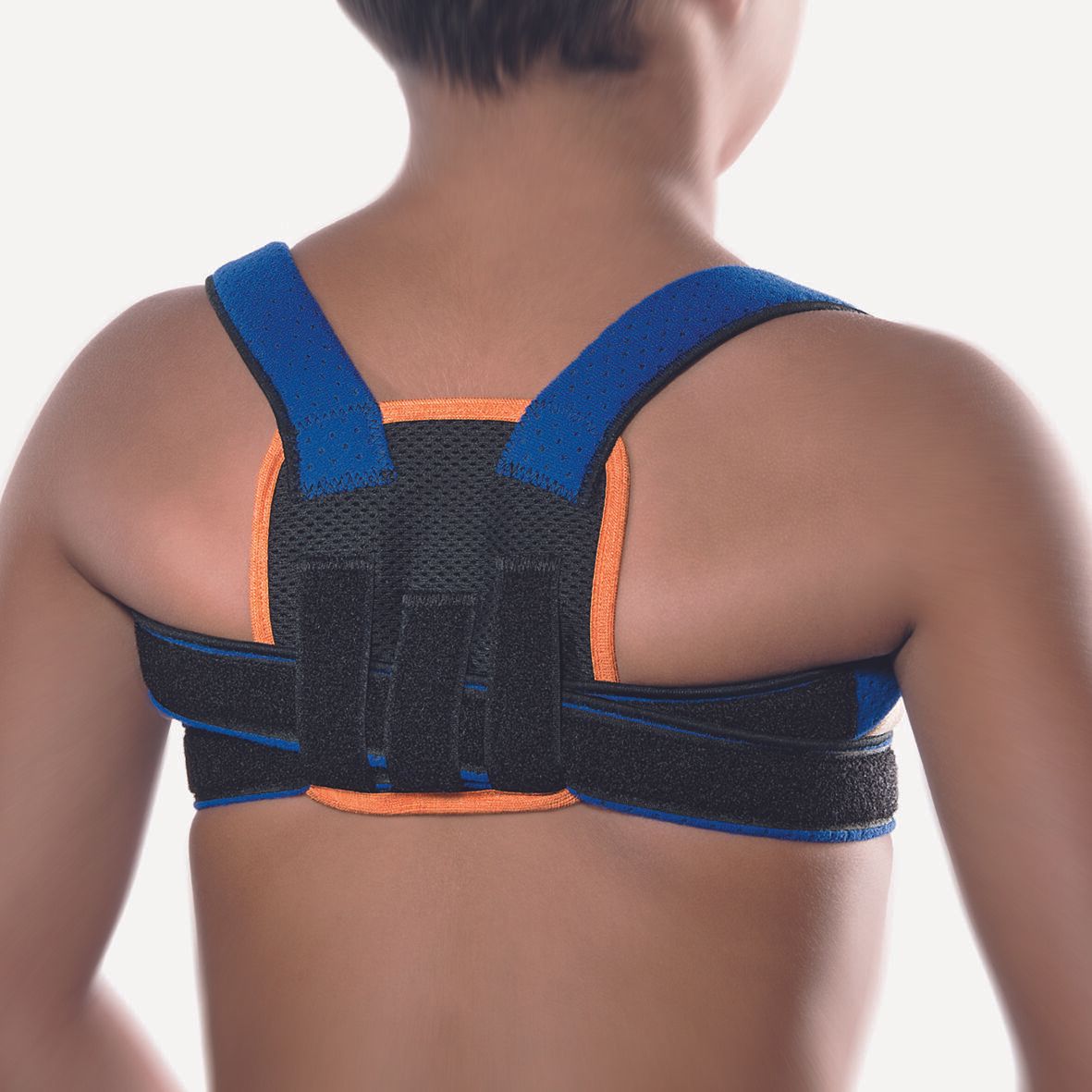 Blau-orange Rückenstütze für Kinder. Schwarzes Netzteil, Klettverschlüsse. Schultergurte und Brustband.