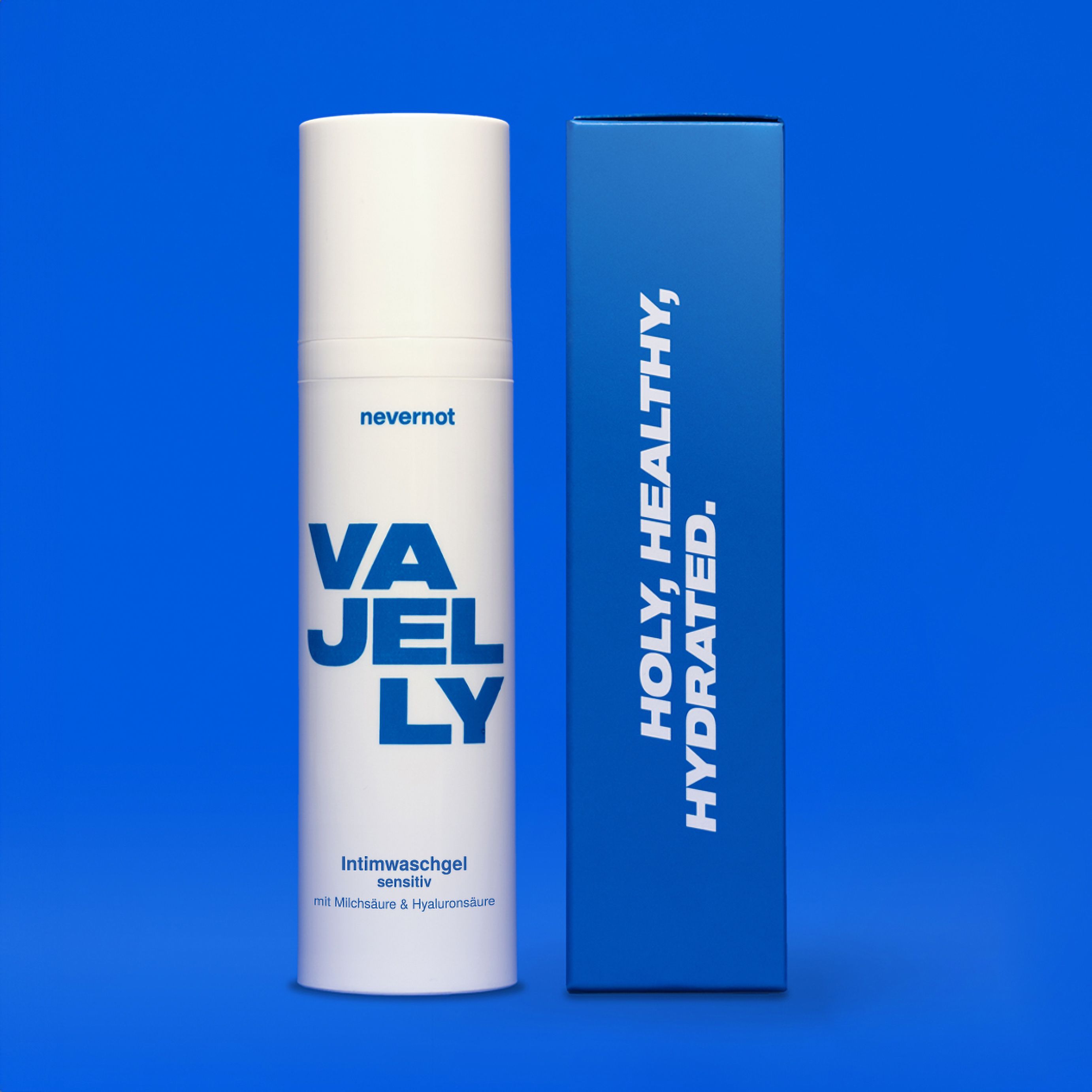 Produkt-Set mit Flasche und Verpackung. Aufschrift: Nevernot, Vajelly, Intimwaschgel sensitiv. Mit Milchsäure & Hyaluronsäure. Text: Holy, Healthy, Hydrated.