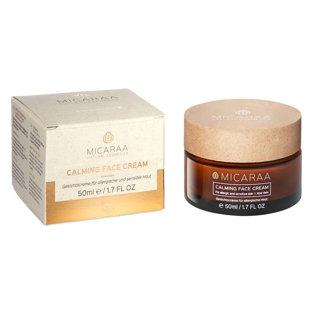 Creme-Dose und Verpackung. Dose aus braunem Glas mit Holzdeckel. Verpackung: beige mit Aufschrift MICARAA Calming Face Cream. 50ml.
