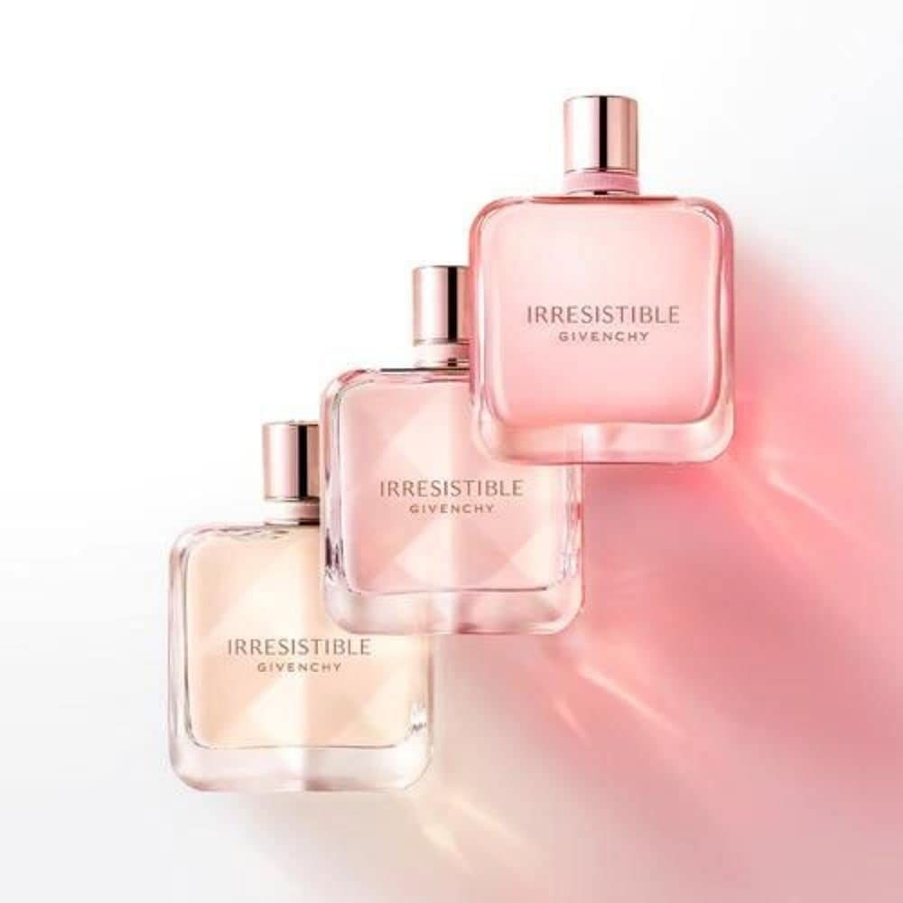 Drei rosa Eau de Parfum Flakons. Aufschrift: Irresistible Givenchy. Rechteckige Flaschen mit rosafarbenem Inhalt und roségoldfarbenen Verschlüssen.
