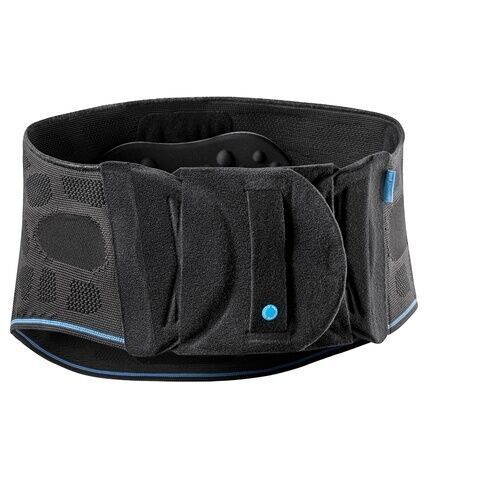Schwarze Lumbalbandage mit blauen Akzenten. Klettverschlüsse und strukturierte Bereiche. Seitliche Öffnungen für Atmungsaktivität.