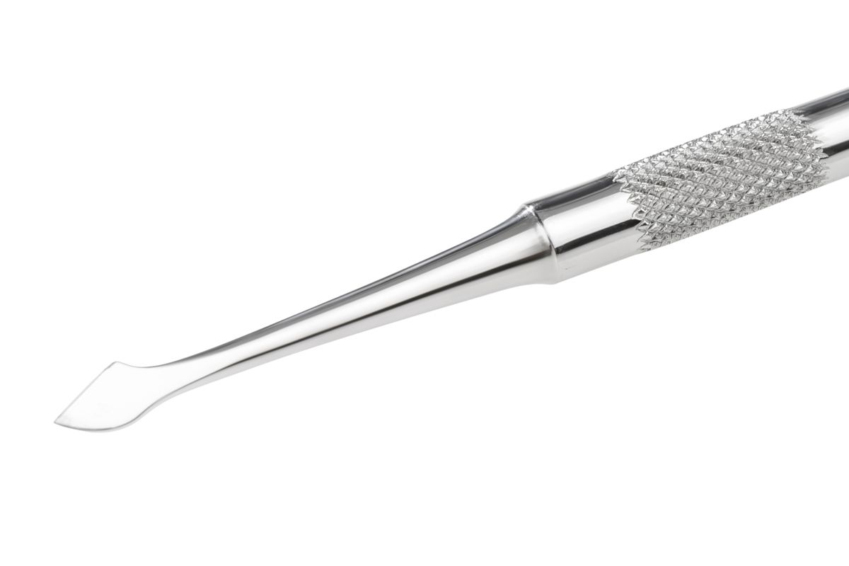 Nagelhautschieber, 12,5 cm, aus Metall. Flache Seite. Gerändelter Griff.