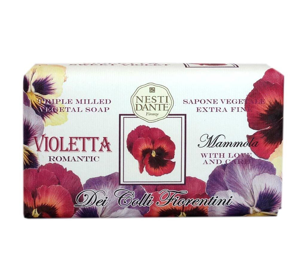 Seife mit floralem Design. Aufschrift: VIOLETTA ROMANTIC, Nesti Dante. Verpackung mit Veilchen-Illustrationen und Text. Extra Fine Seife.