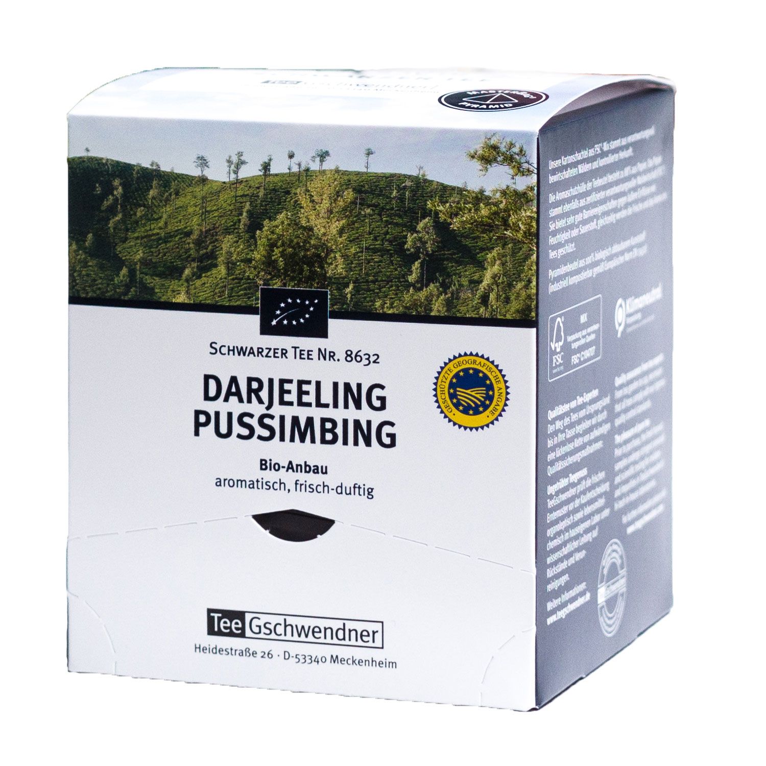 Weißer Karton mit Tee-Aufdruck. Aufschrift: Darjeeling Pussimbing, Bio-Anbau. Logo: Schwarzer Tee Nr. 8632. Marke: Tee Gschwendner.