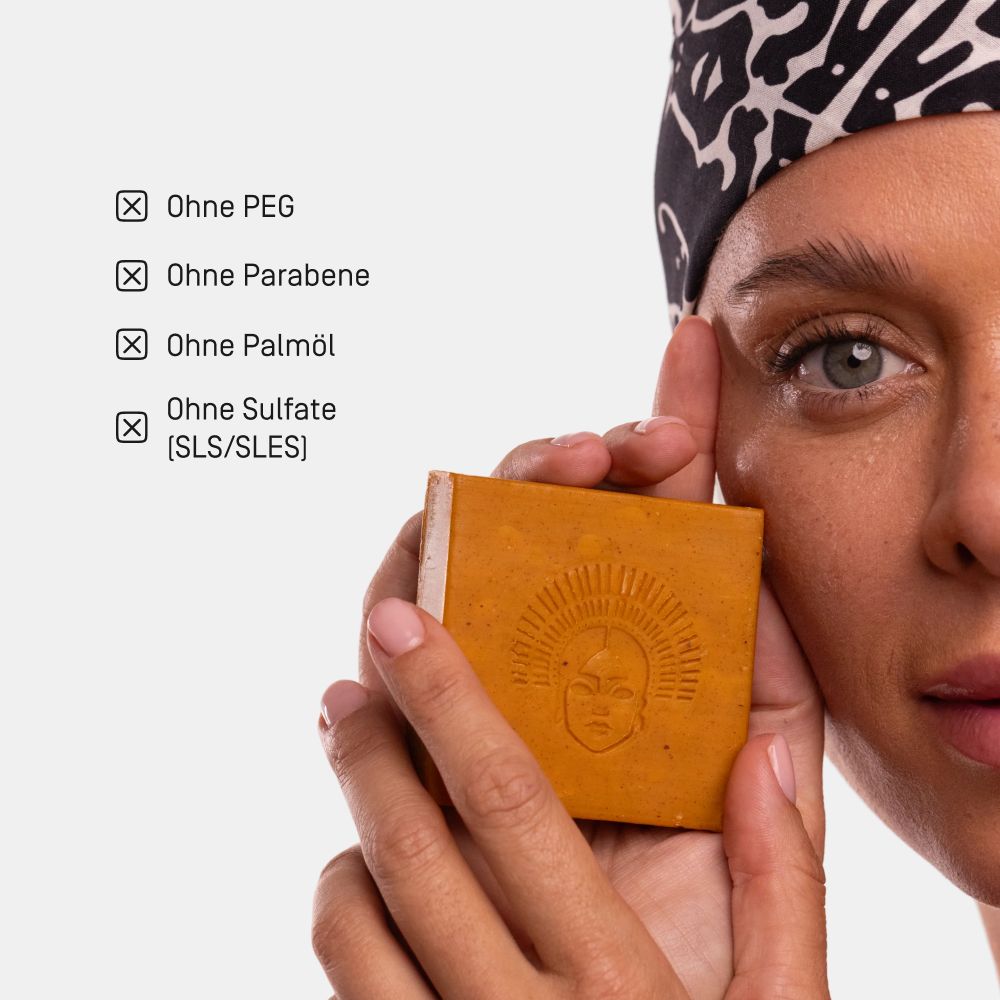 Viva Maia Boosting Bar: Seife in der Hand einer Frau, mit Liste der Inhaltsstoffe ohne PEG, Parabene, Palmöl, Sulfate.