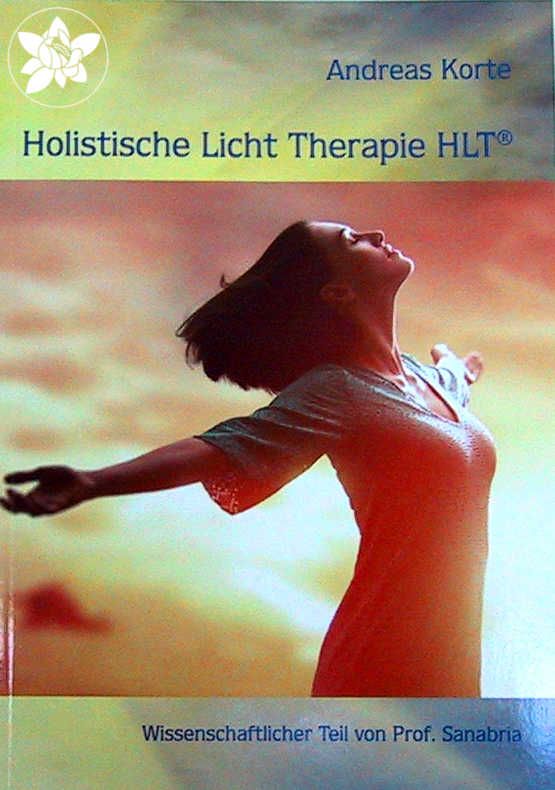 Buchcover: Holistische Licht Therapie HLT®. Titel, Autor Andreas Korte. Frau mit erhobenen Armen vor Sonnenuntergang.