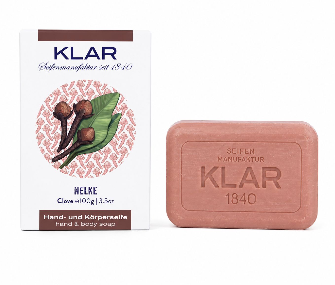 Seife mit Prägung "KLAR" und Verpackung mit Nelken-Illustration. Auf der Verpackung "NELKE" und "Clove e100g | 3.5oz".