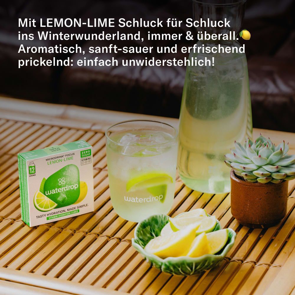 Glas mit Wasser, Limettenscheiben und waterdrop®-Würfel. waterdrop®-Verpackung und Dekoration. Text: Lemon-Lime, einfach unwiderstehlich!