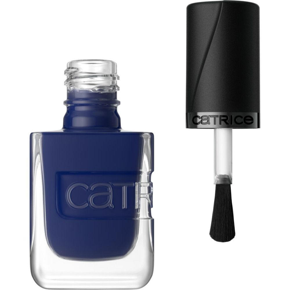 Dunkelblauer Nagellack in einem transparenten Glasfläschchen mit schwarzem Deckel und Applikator. Die Marke 'catrice' ist eingeprägt.