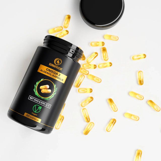 SUNNAFRUCHT Omega 3 Algenöl Kapseln, Dose und verstreute Kapseln auf weißem Grund.