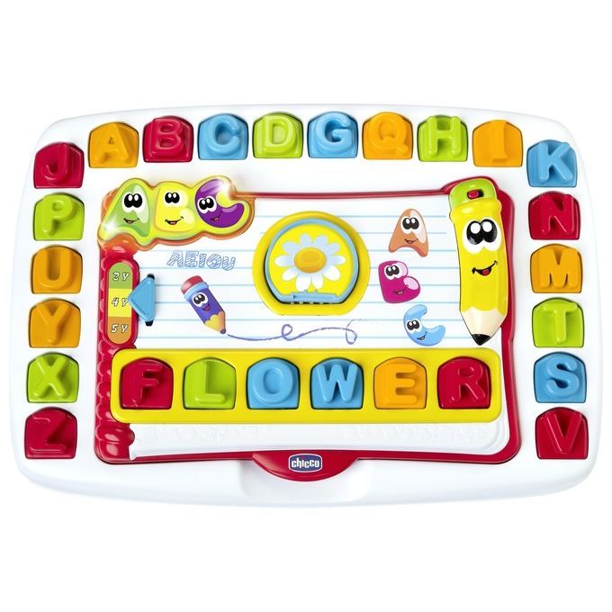 Tavolo educativo con lettere e parole colorate. Motivi di matita e fiore. Marchio Chicco visibile.