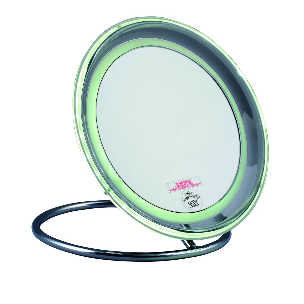 Kosmetikspiegel mit LED-Beleuchtung. Rund, verchromt, mit 8-facher Vergrößerung. Standfuß. Herstellerlogo.