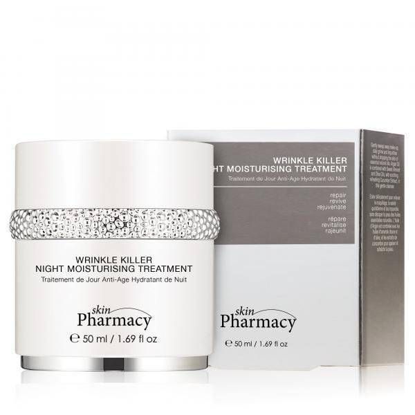 Weiße Creme-Dose mit silbernem Band, daneben eine Schachtel. Auf der Dose steht "Wrinkle Killer Night Moisturising Treatment" und "skinPharmacy".