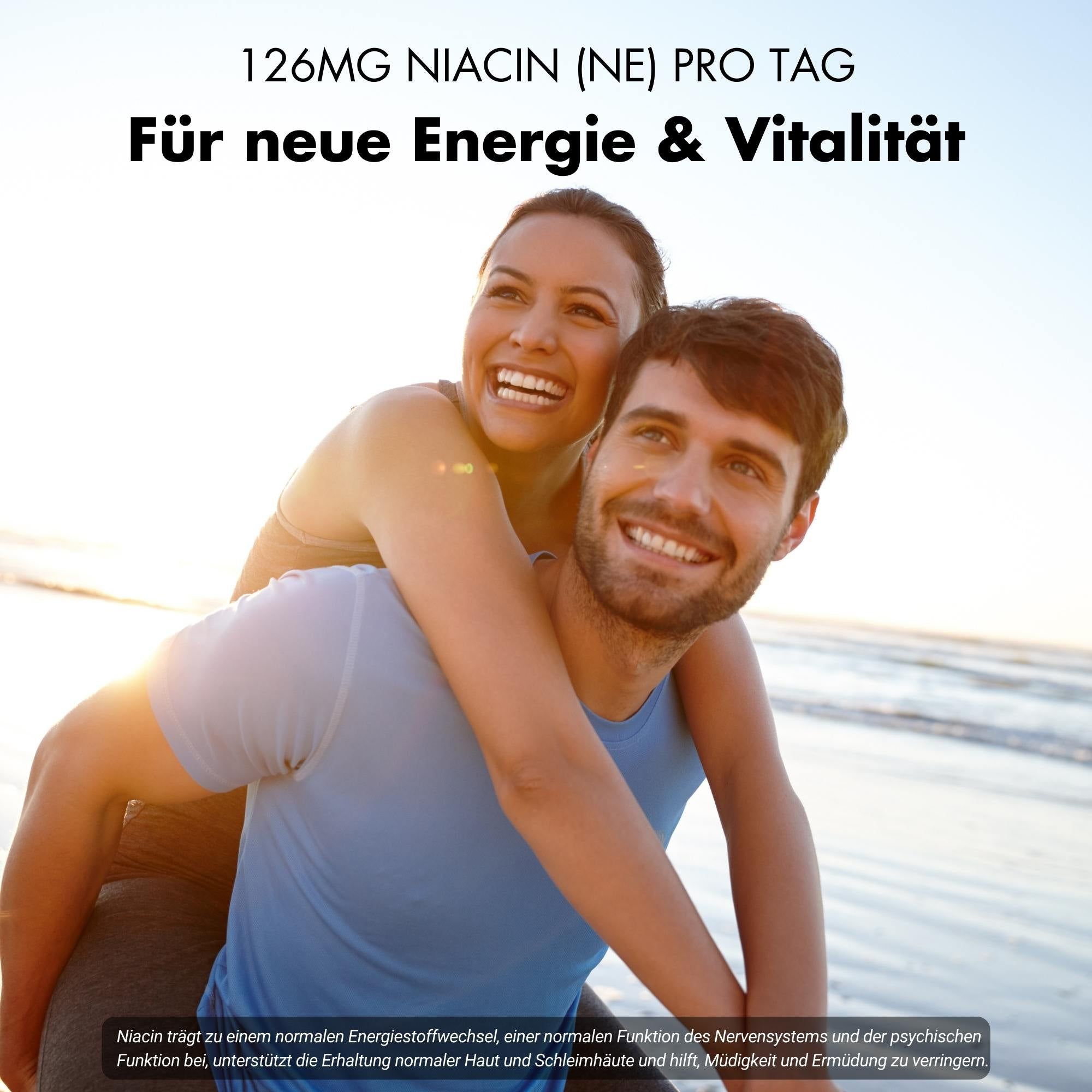 Ein lächelndes Paar am Strand. Text: 126MG NIACIN (NE) PRO TAG. Für neue Energie & Vitalität.