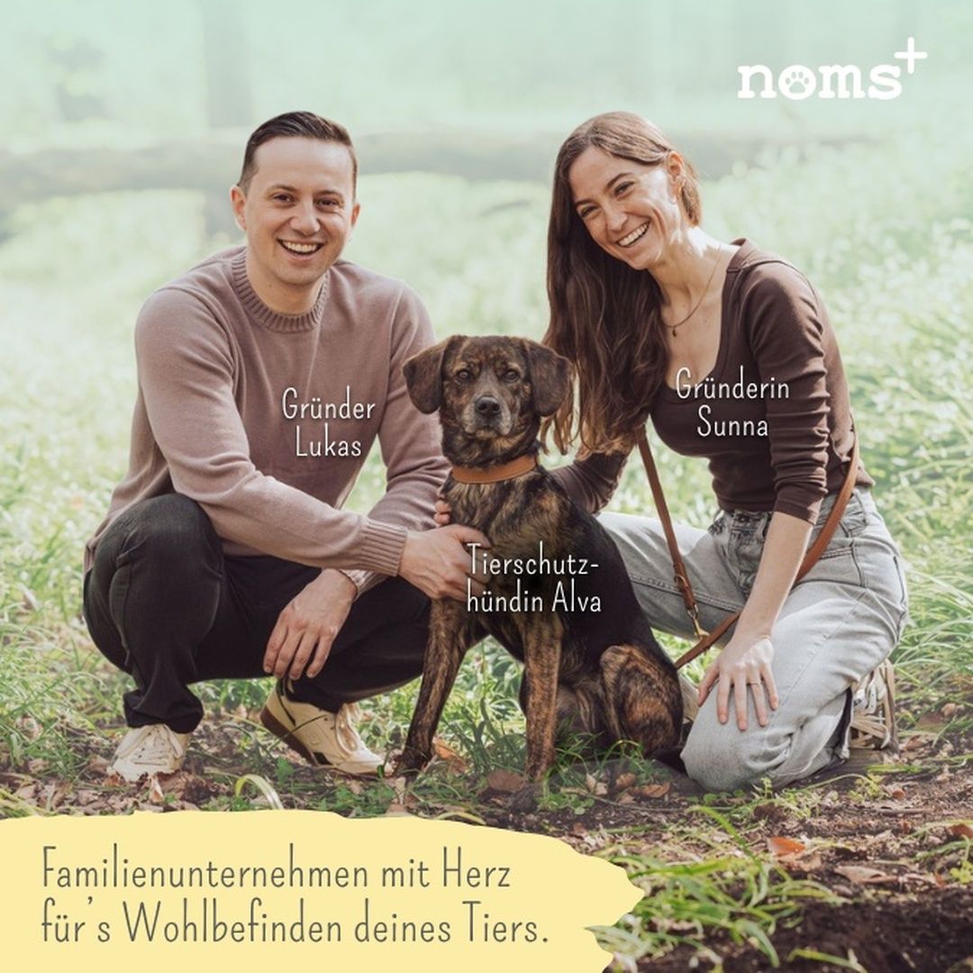 Gründer von Noms+ mit Hund. Familienunternehmen für Tierwohl.