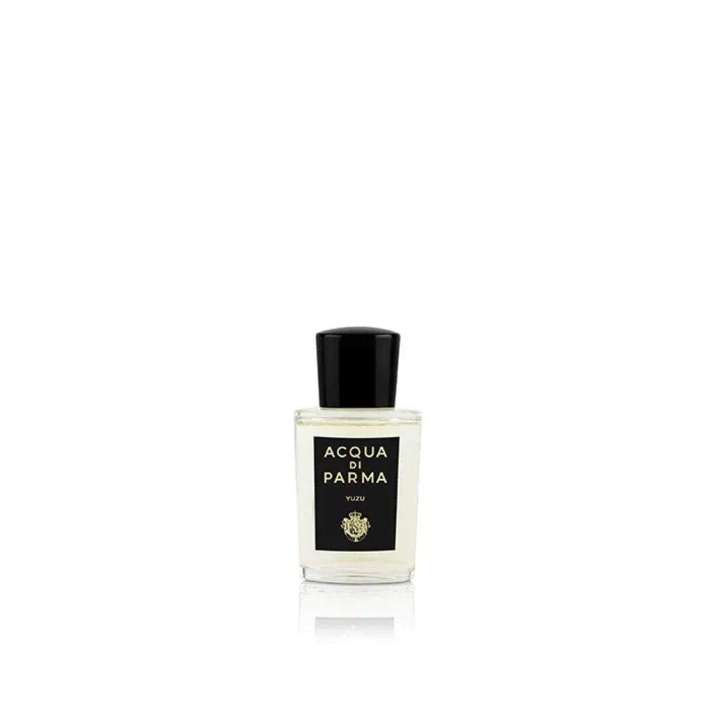 Parfümflakon mit schwarzem Deckel. Schwarzes Etikett mit weißem Schriftzug: ACQUA DI PARMA, Yuzu. Klarer Glasflakon.