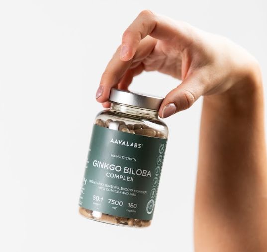 Hand hält eine Flasche Aavalabs Ginkgo Biloba Kapseln 7500mg.