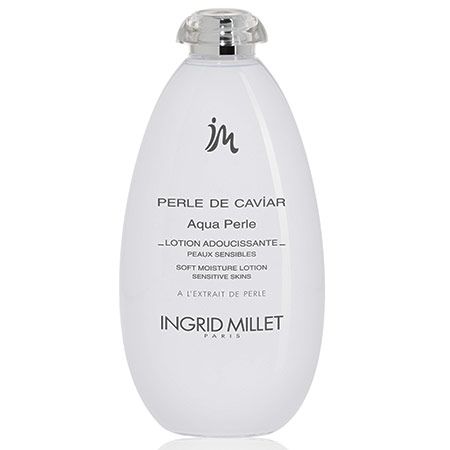 Weiße Flasche mit Produkttext. Beschriftung: Perle de Caviar, Aqua Perle, Lotion Adoucissante, Peaux Sensibles, Soft Moisture Lotion, Sensitive Skins. Marke: Ingrid Millet.