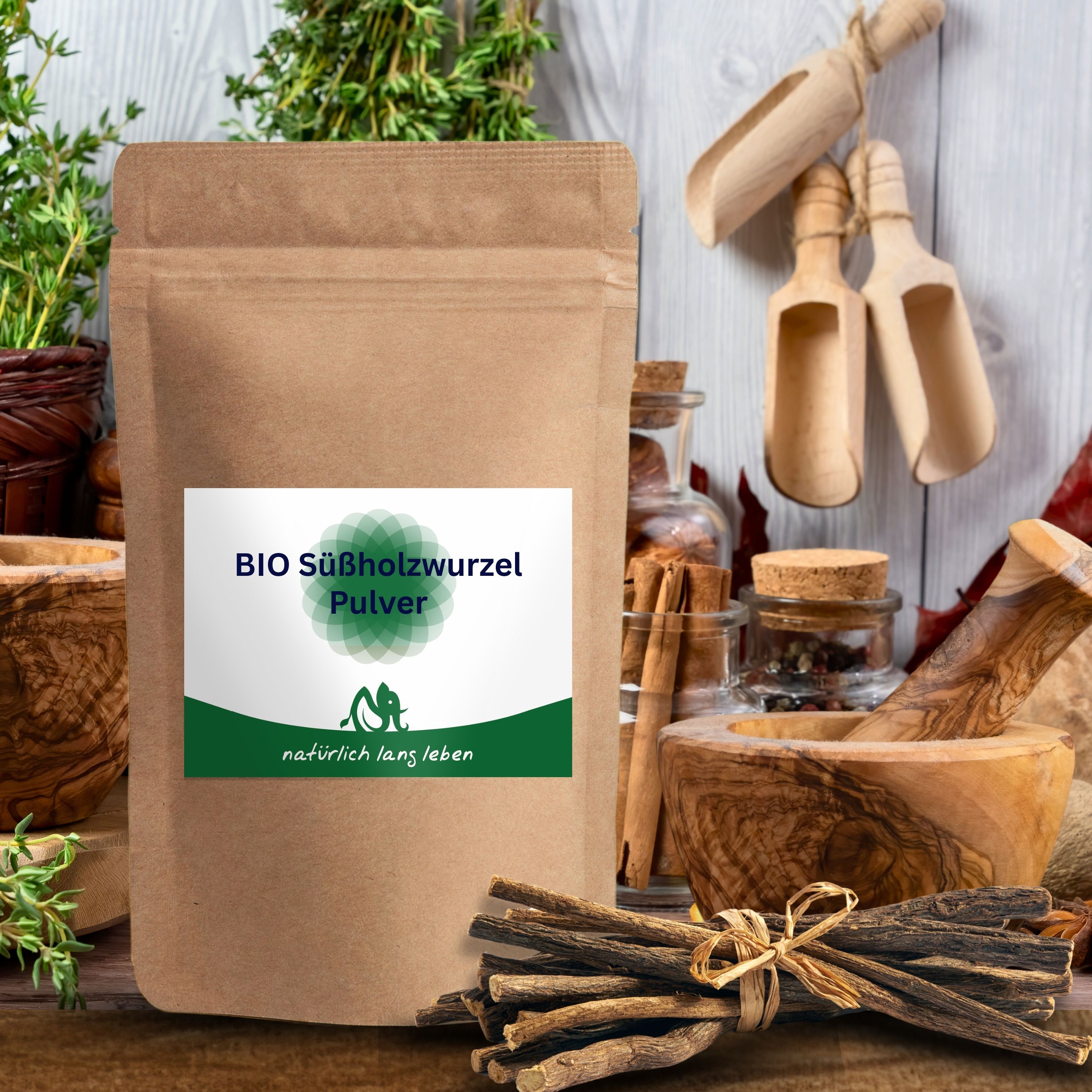 Braune Papierverpackung mit grünem Etikett: BIO Süßholzwurzel Pulver. Text: natürlich lang leben. Umgeben von Kräutern und Holzutensilien.