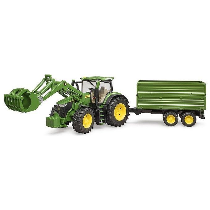 Grüner Traktor mit Frontlader und Anhänger. Gelbe Räder. Anhänger mit drei Rädern. Spielzeugmodell.