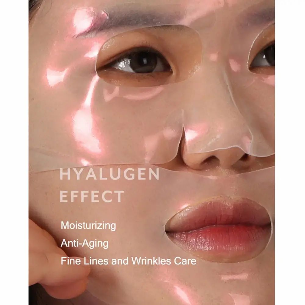 Gesichtsmaske auf Gesicht. Text: Hyalugen Effect, Moisturizing, Anti-Aging, Fine Lines and Wrinkles Care.