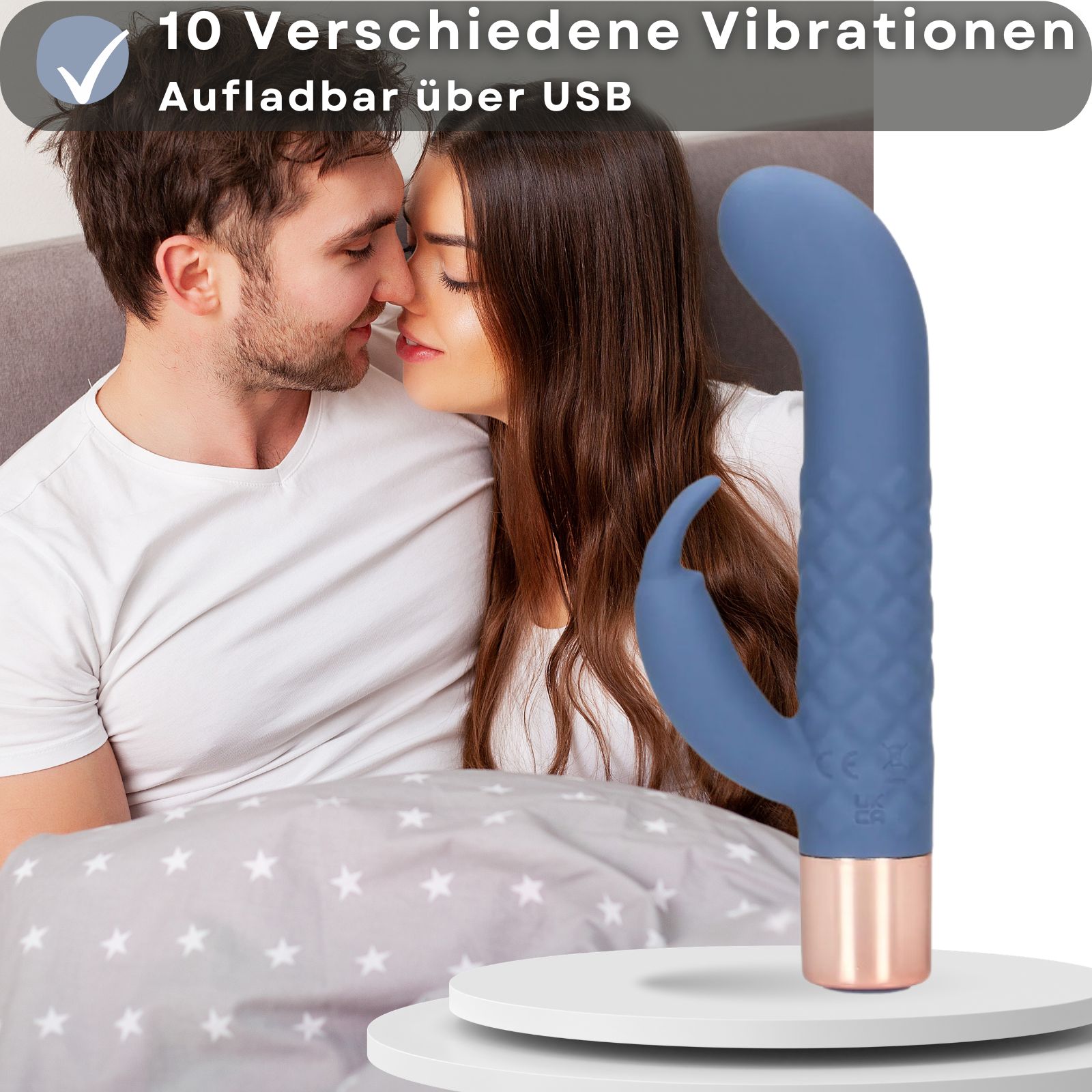 Blauer Vibrator auf weißem Podest. Paar im Hintergrund. Text: 10 Vibrationen, USB-Aufladung.