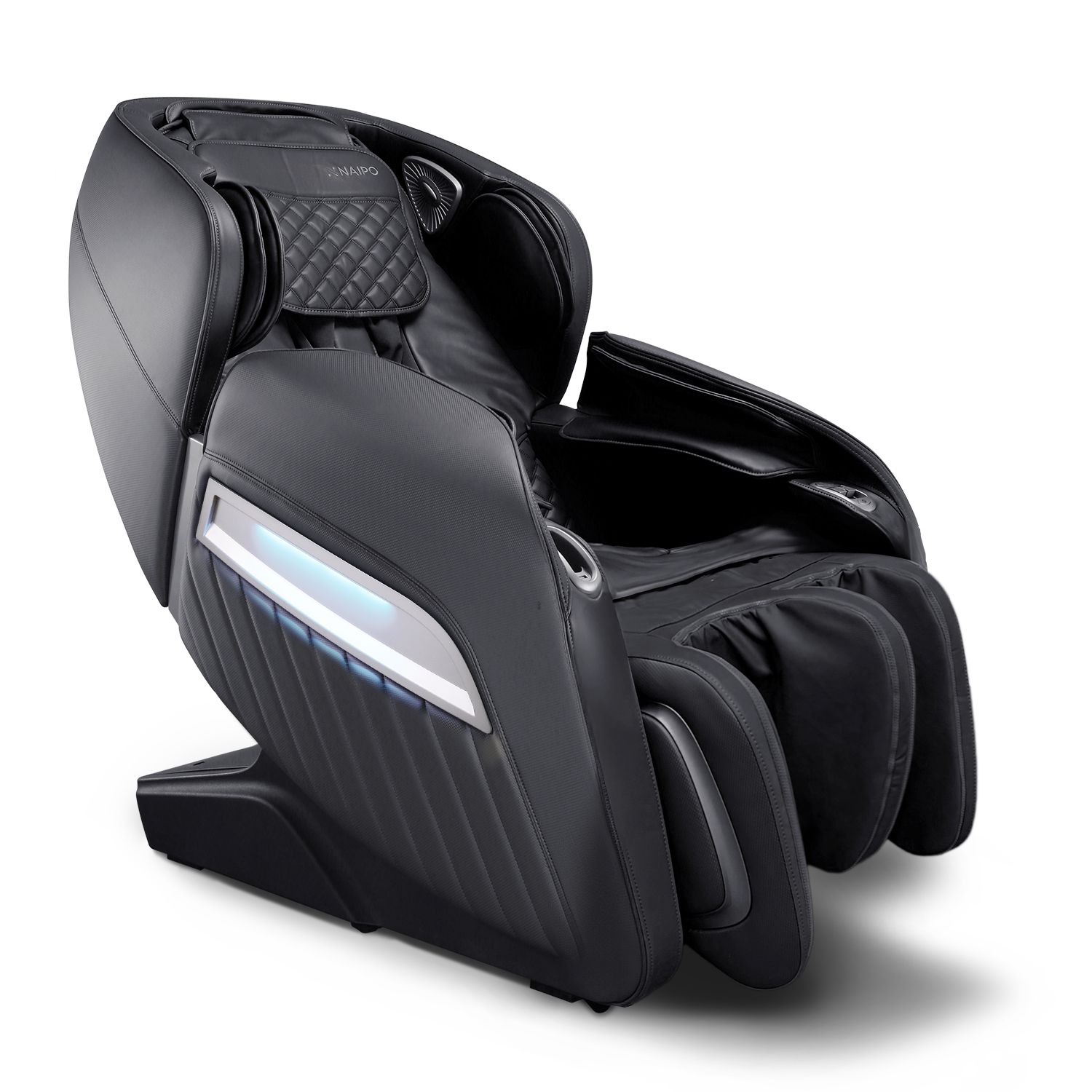 Schwarzer Massagesessel. Gepolsterte Sitzfläche, Armlehnen und Kopfstütze. Silberne Akzente und blaue LED-Beleuchtung.