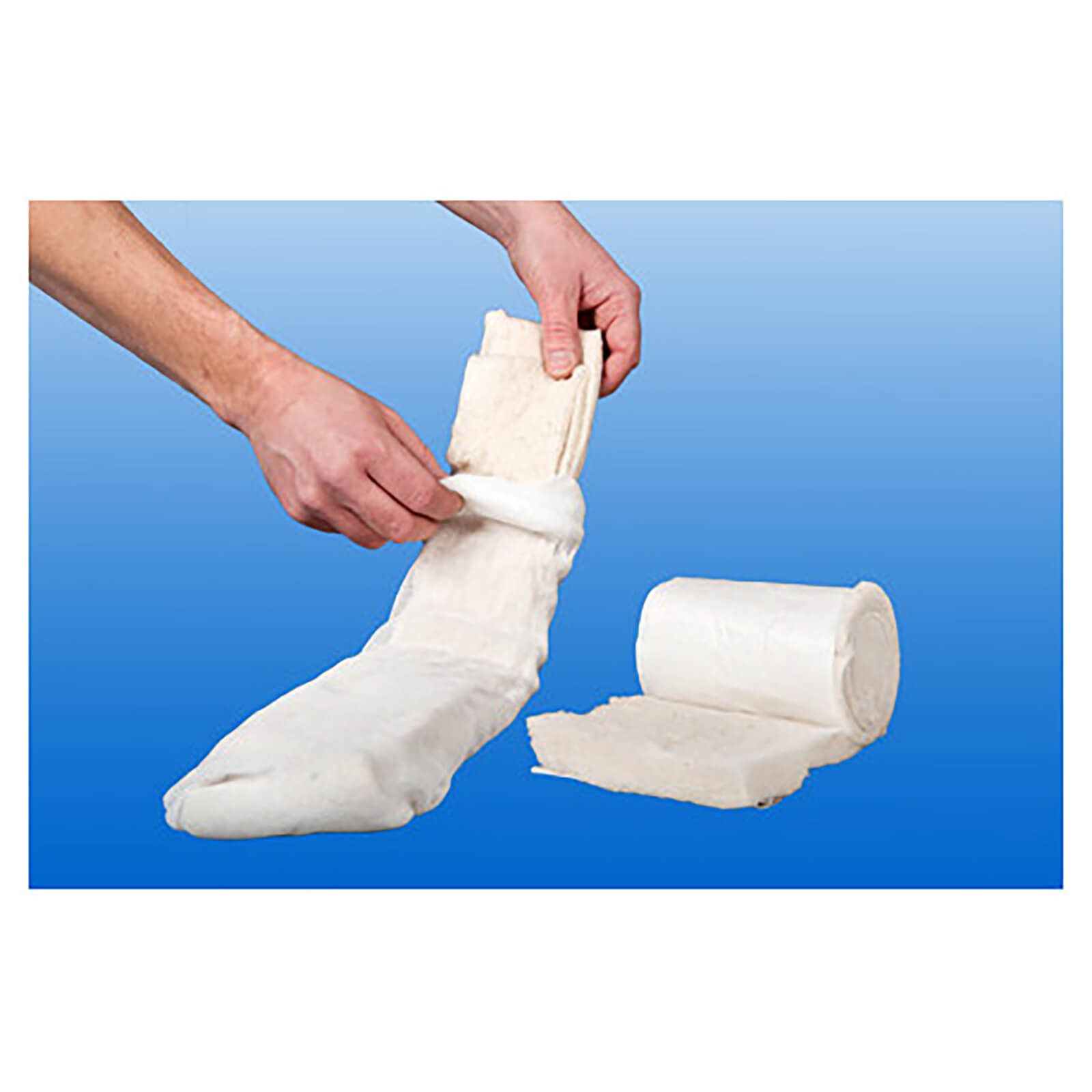 Hände halten Polsterwatte. Watte wird um ein Bein gewickelt. Auf blauem Hintergrund.