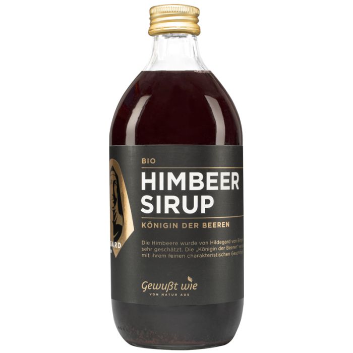 Glasflasche mit Himbeersirup. Schwarzes Etikett mit Text: BIO Himbeer Sirup, Königin der Beeren. Goldfarbener Schraubverschluss.