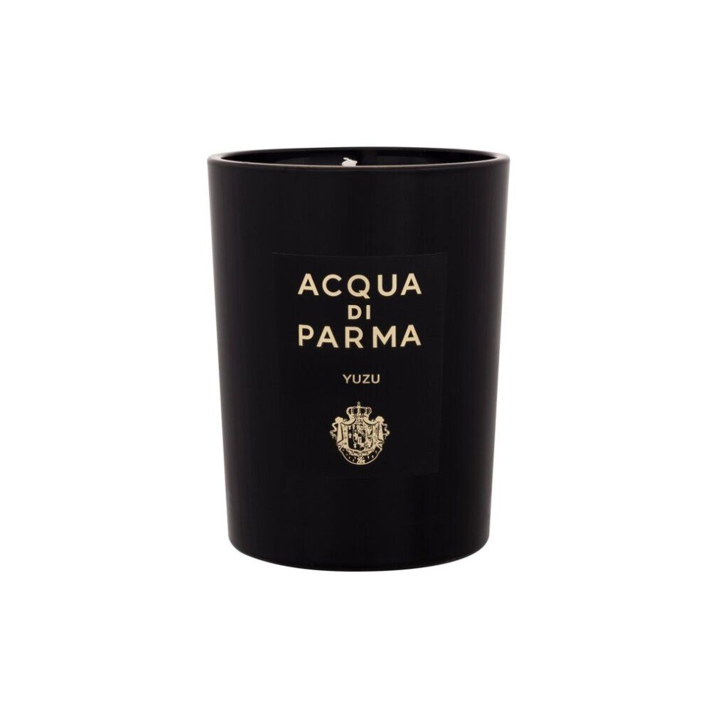 Schwarze Kerze mit Etikett. Aufschrift: Acqua Di Parma, Yuzu. Goldfarbenes Wappen. Zylindrische Form.