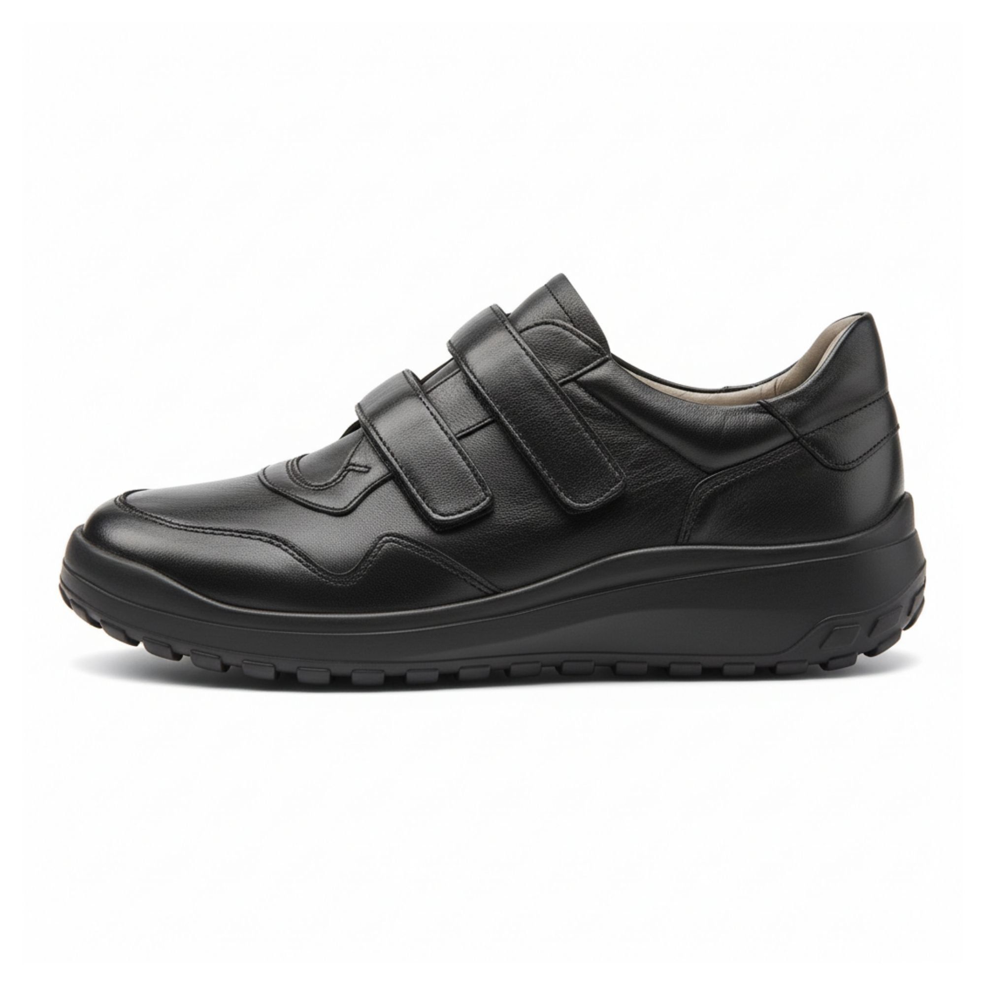 Schwarzer Herren-Slipper mit Klettverschlüssen. Breite Passform. Lederoptik. Schuh von der Seite.