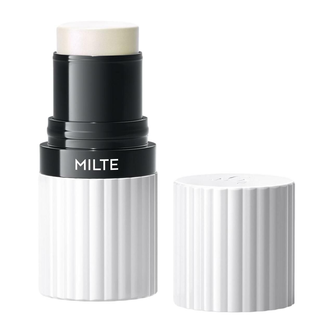 Milte Highlighter Stick. Weißer Stift mit schwarzem Deckel. Geöffnete Kappe daneben. Aufschrift Milte.