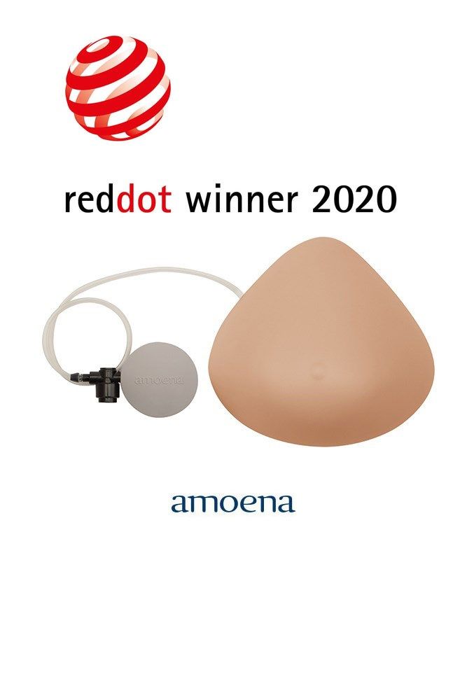 Brustprothese mit Red Dot Award 2020. "amoena" Logo. Text: "reddot winner 2020". Elfenbeinfarben.
