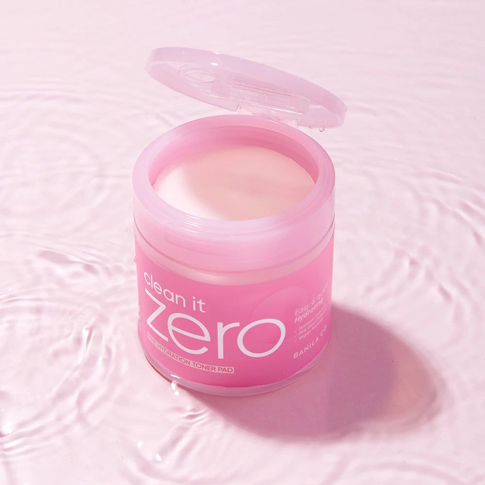 Ein rosa Behälter mit Deckel, gefüllt mit Pads. Aufschrift "Clean it Zero".