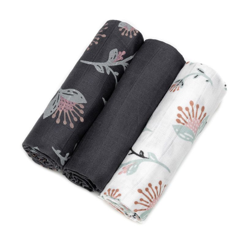 Drei gerollte Mullwindeln mit floralem Muster. Farben: Grau, Weiß. Stoff mit Blumen- und Blättermotiven bedruckt.