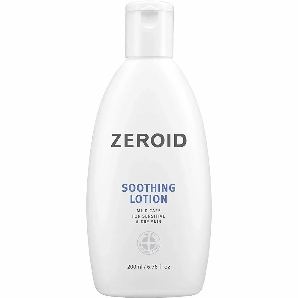 Weiße Flasche mit ZEROID-Logo und Text: Soothing Lotion. Für empfindliche Haut. 200ml/6.76 fl oz. Mit Klappverschluss.