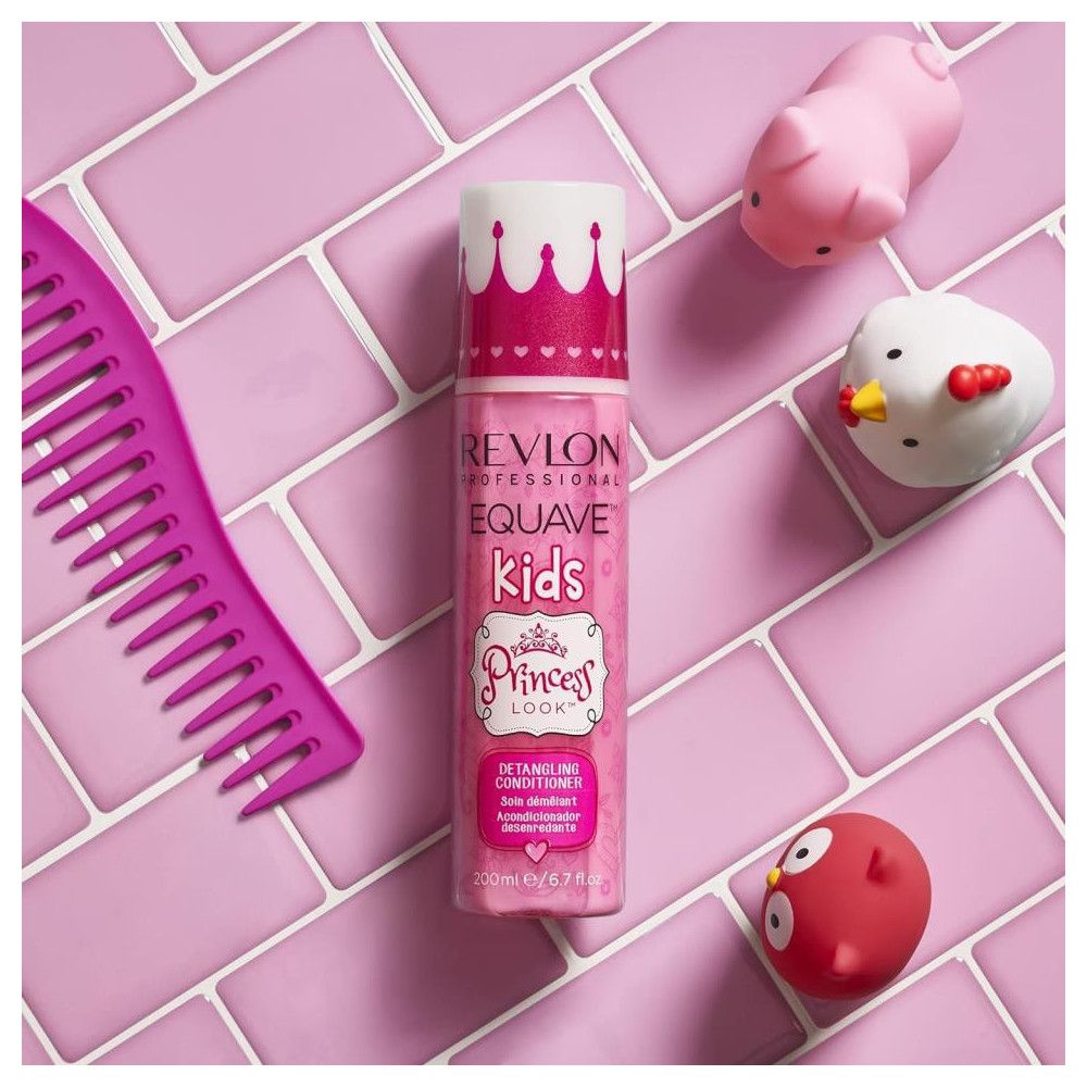 Revlon Equave Kids Conditioner, rosa Flasche, weißer Kronen-Deckel. Mit Spielzeug und Kamm auf rosa Fliesen.