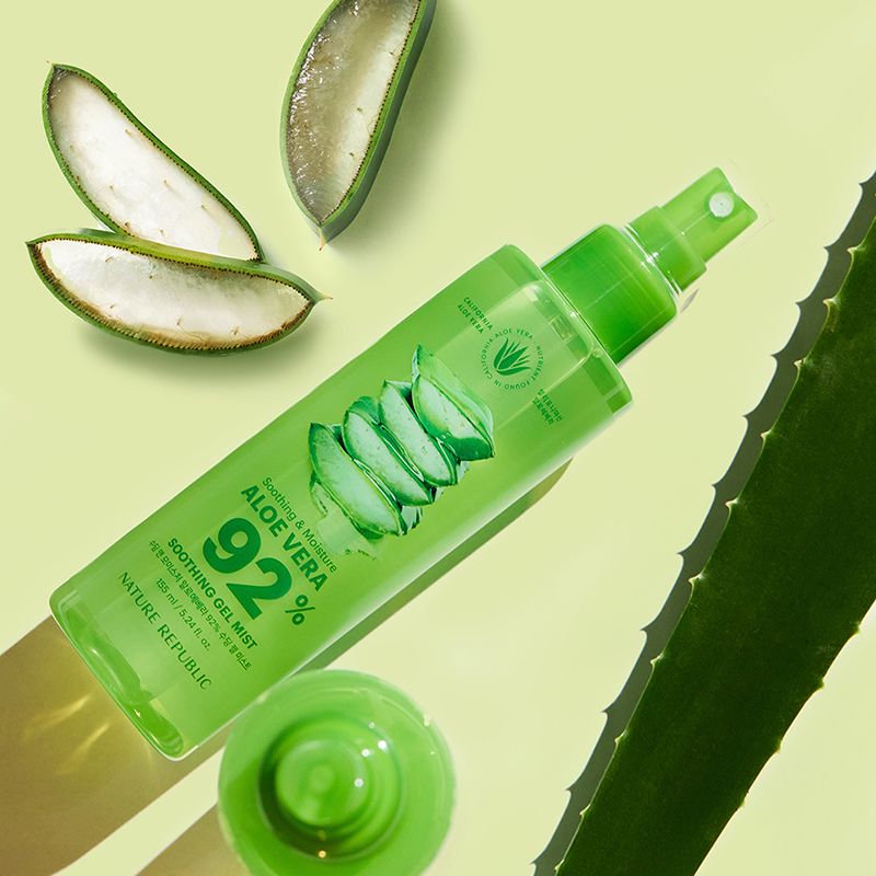 Grüne Sprühflasche mit Aloe Vera-Motiv und Aloe-Blättern. Text: Aloe Vera 92%. Marke: NATURE REPUBLIC. Grüne Kappe.