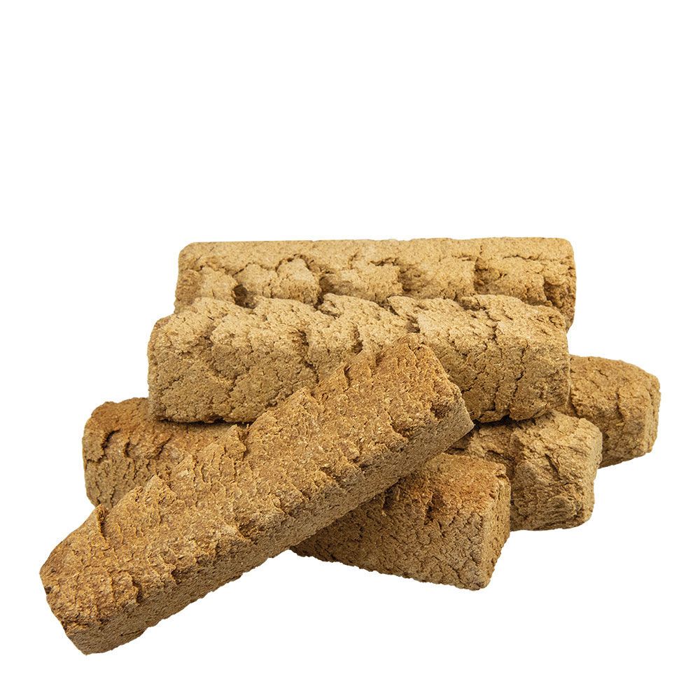 Mehrere rechteckige Hundekuchen, beige, mit rauer Oberfläche, gestapelt.