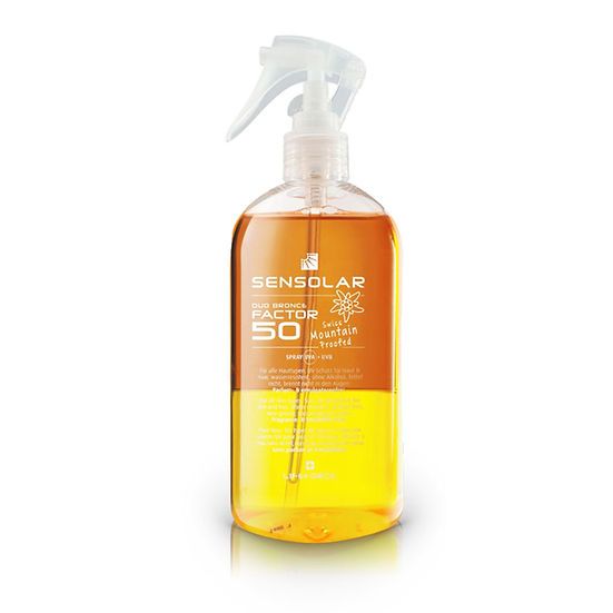 Transparente Sprühflasche mit brauner und gelber Flüssigkeit. Aufschrift: Sensolar Duo Bronce LSF 50. Mit Sprühkopf.