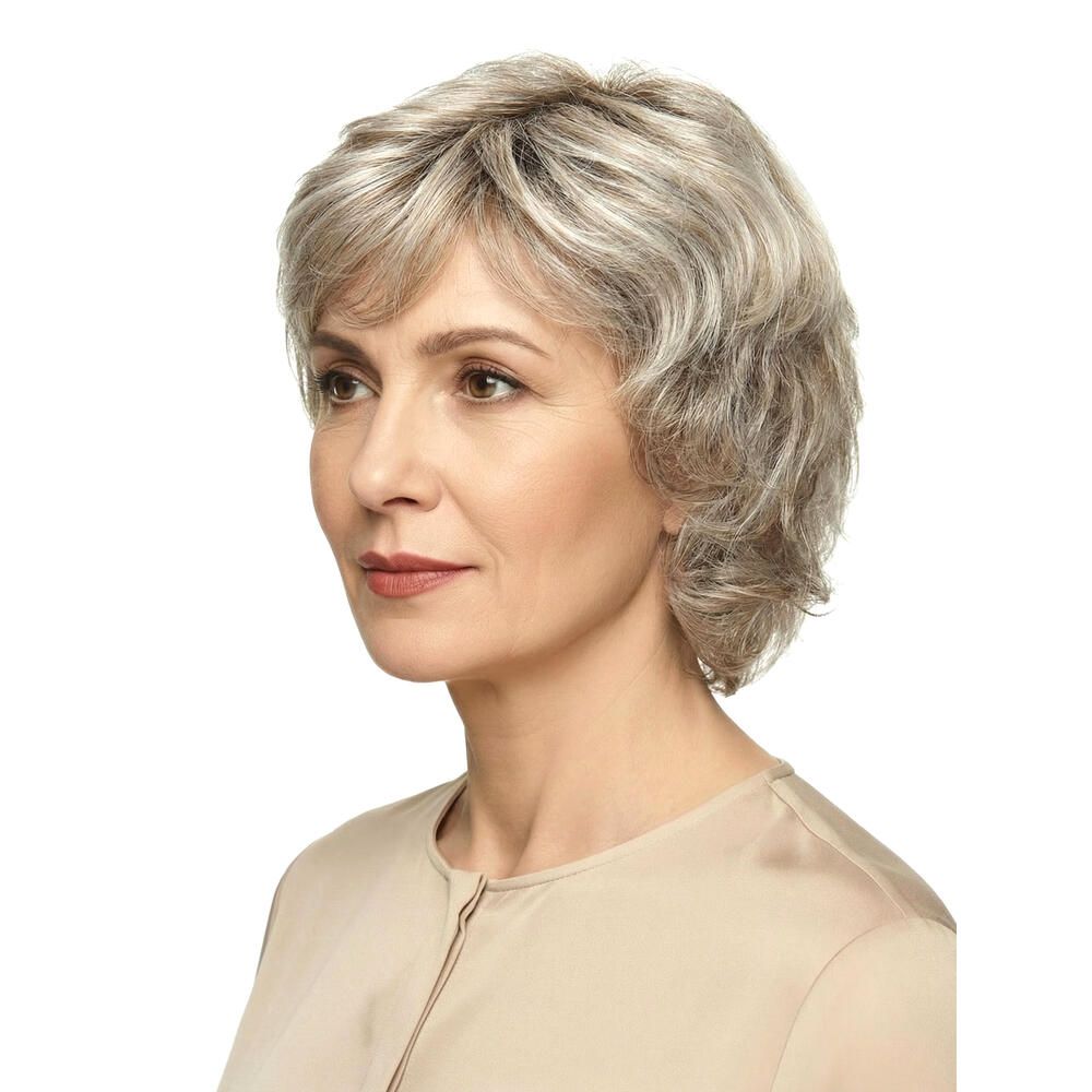 Kurzhaarperücke mit grauen Strähnen. Seitenansicht einer Frau mit beigem Oberteil. Frisur mit Volumen.