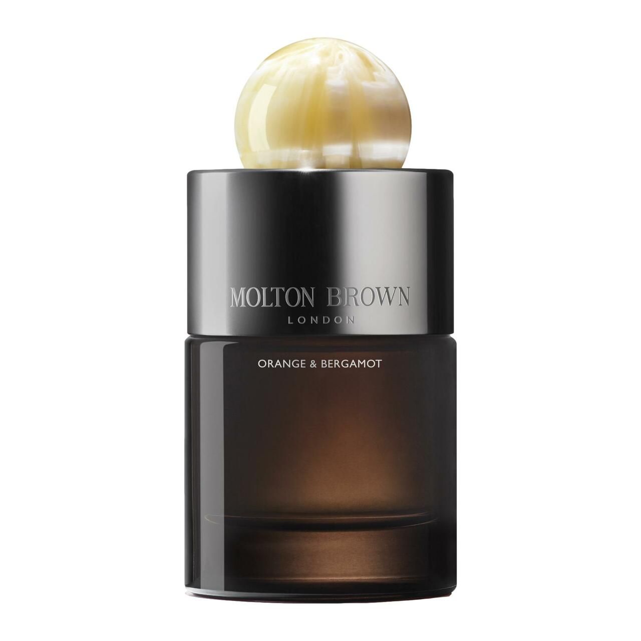 Dunkelbrauner Flakon mit silbernem Deckel und hellem Verschluss. Schriftzug Molton Brown, Orange & Bergamot. Aufschrift auf dem Flakon.