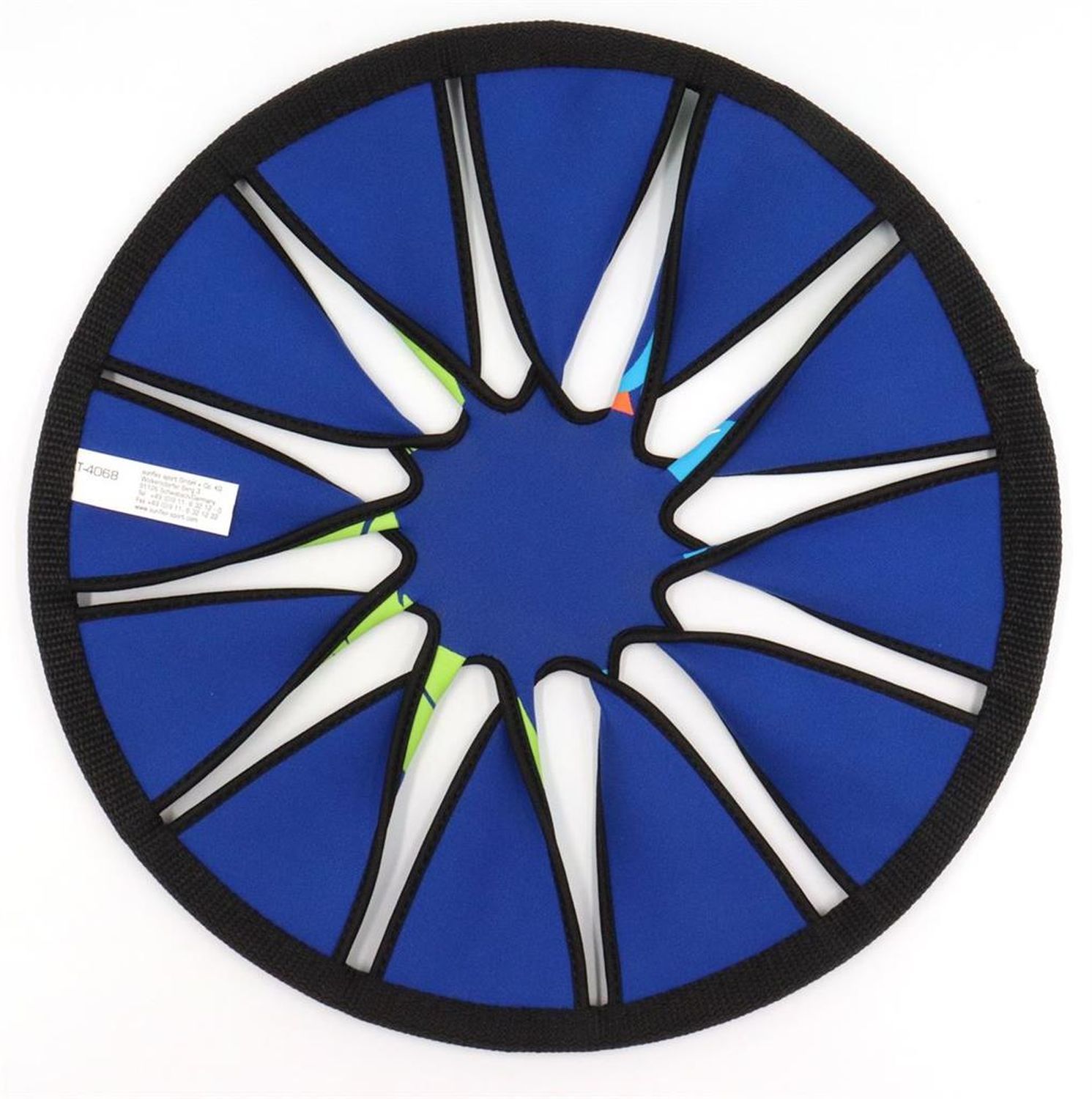 Blauer Frisbee mit weißen Speichen und schwarzem Rand. Etikett mit Text.