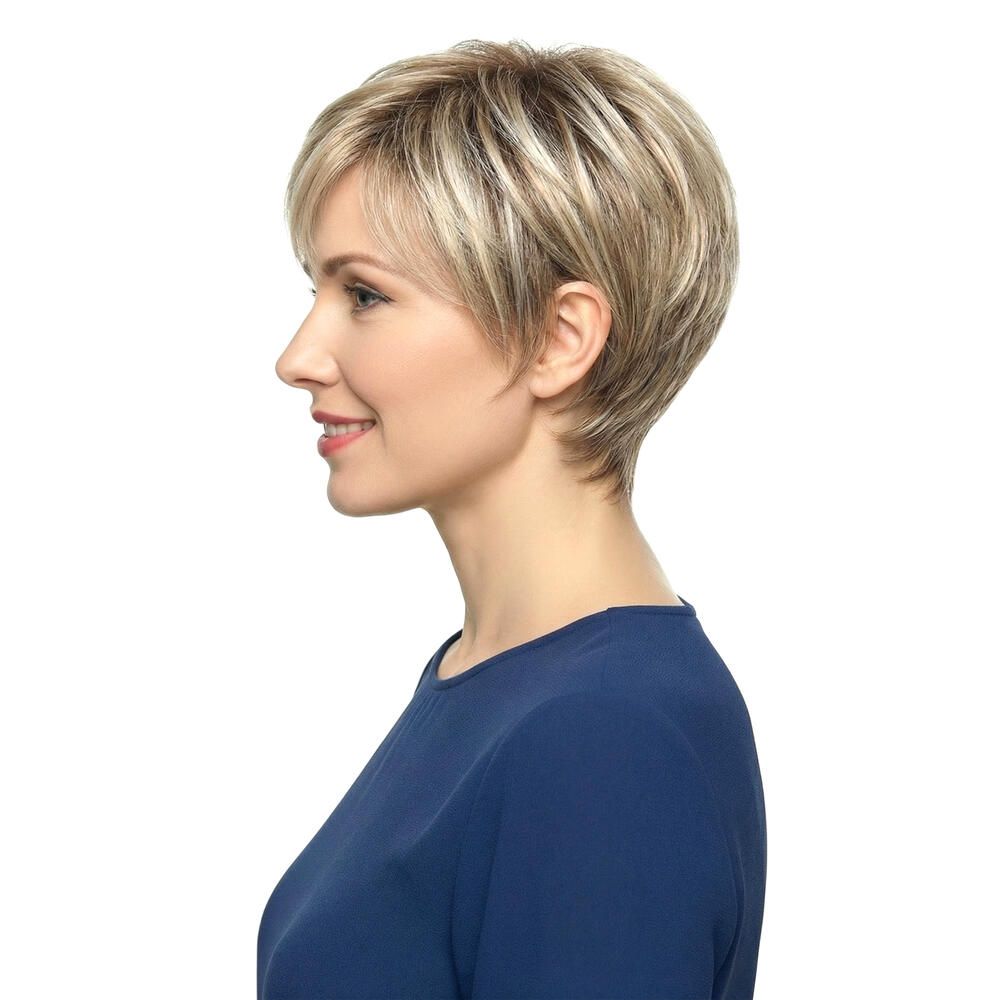Kurzhaarperücke in Blondtönen. Seitenansicht einer Frau mit blauem Oberteil.