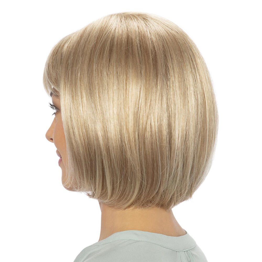 Blonde Perücke mit Pony. Kurzer Bob-Schnitt. Seitenansicht einer Frau mit Perücke.